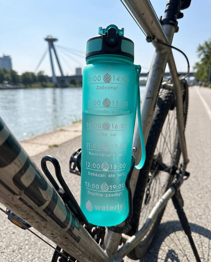 Motivačná fľaša Waterly v držiaku na bicykli pri Dunaji v Bratislave