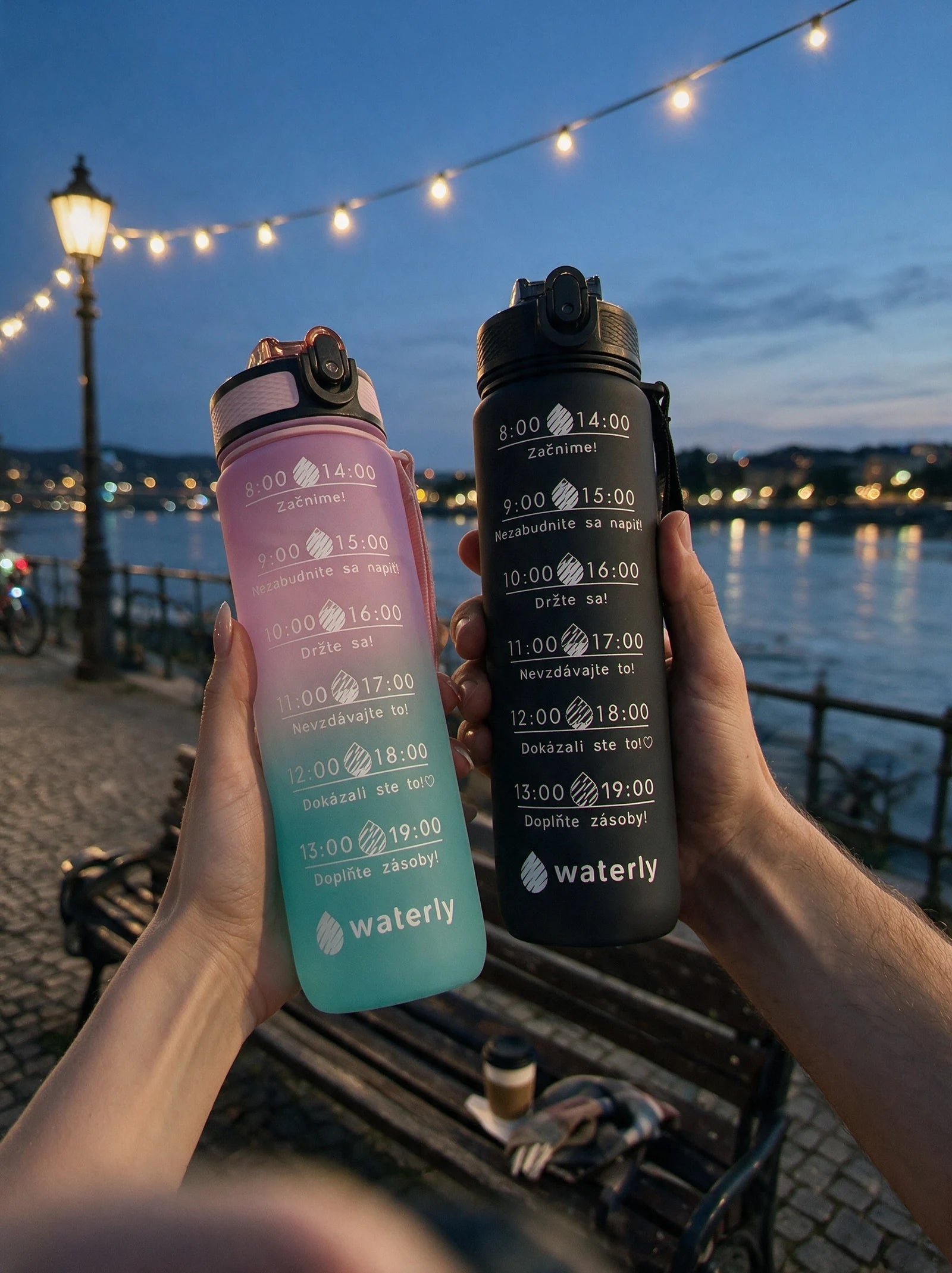 Pár drží motivačné fľaše Waterly večer na nábreží Dunaja v Bratislave