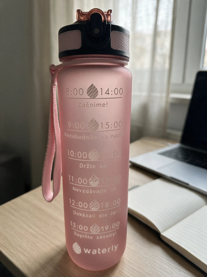 Recenzia zákazníčky – motivačná fľaša Waterly na pracovnom stole
